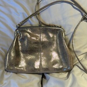 Hobo LANA crossbody metallic silver/gold